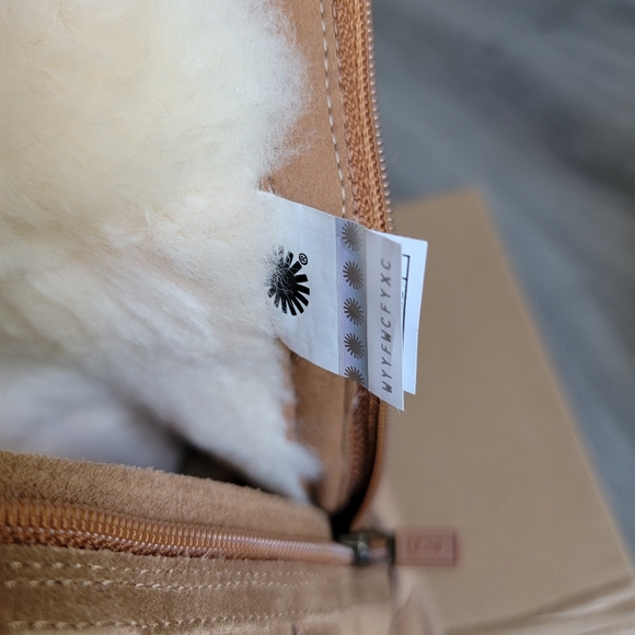 UGG Kids Maddi II Suede Boot - Picture 7 of 10